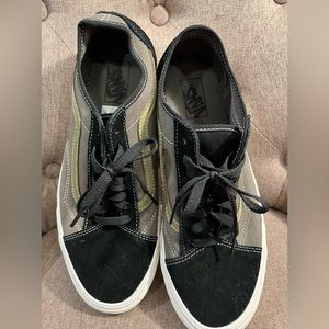 Vans men’s size 11. Like new. Worn only a few times, indoors.